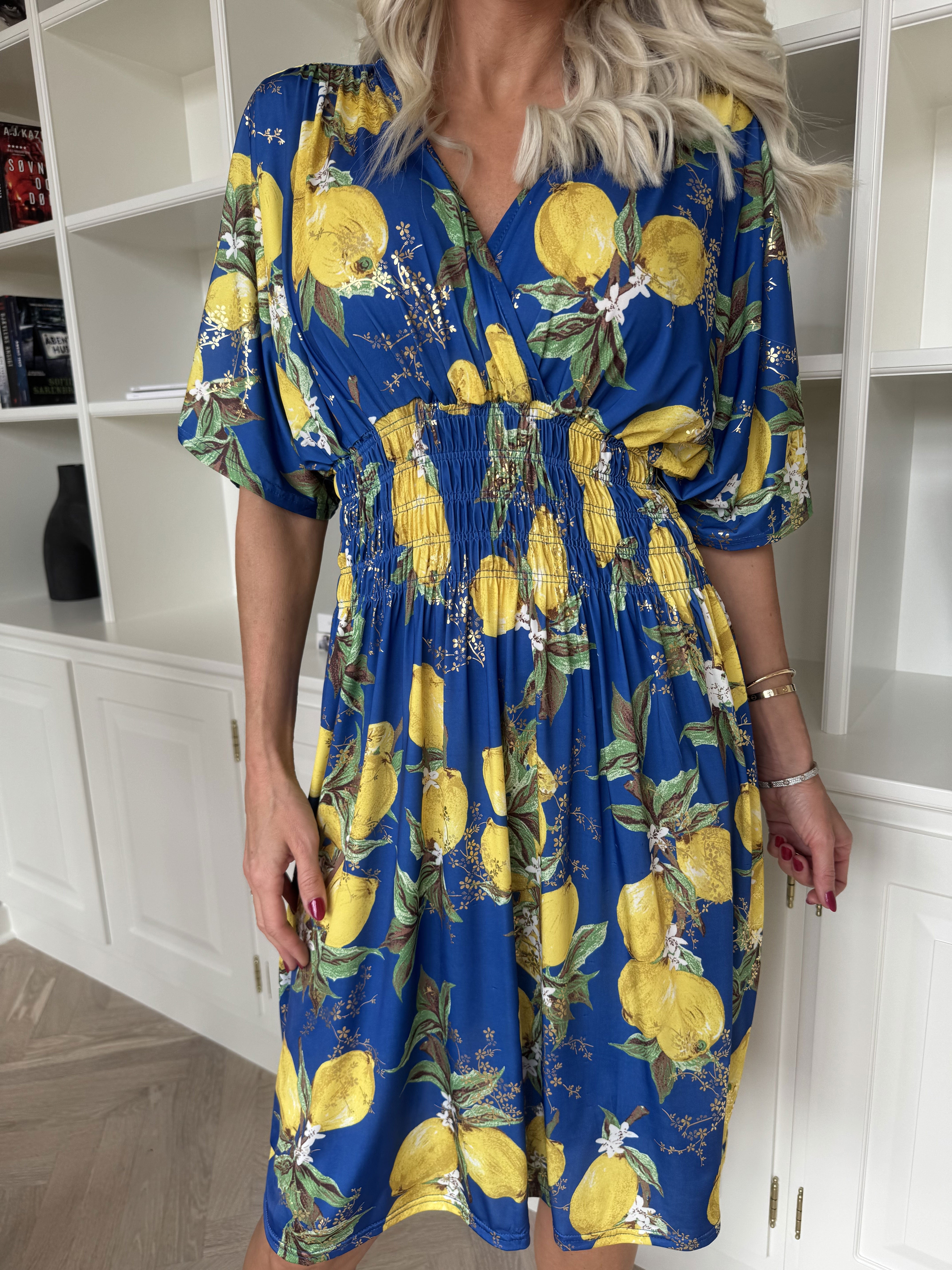 Pams Lemon Short - Elastisk kjole med citroner og guld detaljer
